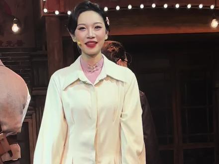 1.24破墙 返场《做自己的君王》 杨悦 as 孟潼/小月
坐的是执笔区 位置很好挺开阔的 yoyo唱得特别好 很空灵的声音😖#音乐剧破墙 #杨悦yoyo #zgyyj #做自己的君王