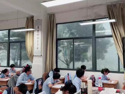 如何不提雨字,描述雨很大。