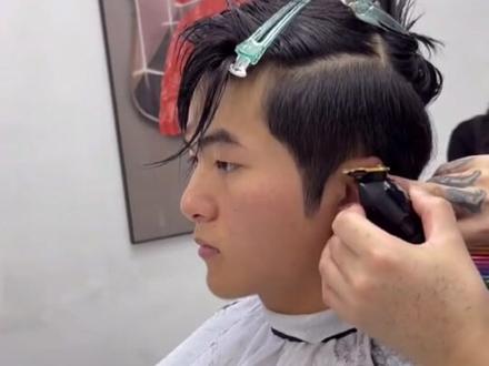 今天就来个分享网红明星发型是怎么剪出来的#温州男士设计发型塞文 #同城热门 #同城 #男生烫发 @DOU+小助手 @型色女生设计发型沈韩理发店