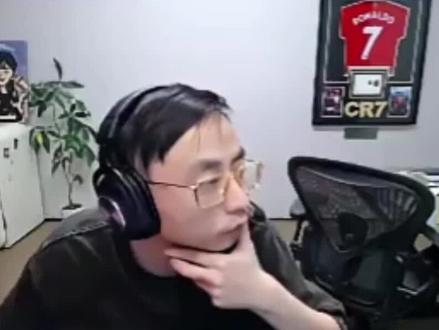 水晶哥看《25年最令人讨厌的十大歌曲》,主播依旧尊重跳楼机 #kryst4l水晶哥#水晶哥#华语乐坛#跳楼机