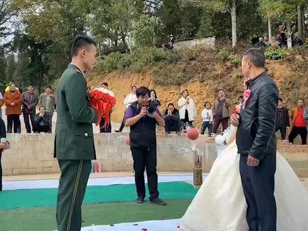 单膝下跪!!!老兵退伍不褪色,婚礼现场尽显军魂。望你们往后余生幸福美满!白头偕老!