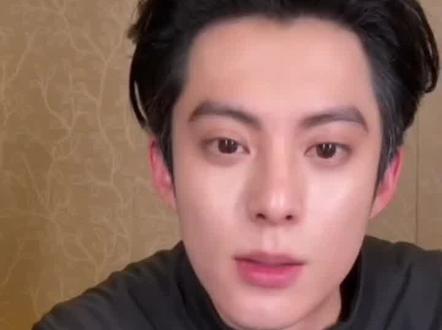 27岁生日快乐!王鹤棣下会回过生日就不用打火机了好不好🥺🥺🥺还有下次过生日我们买个蛋糕好不好?#王鹤棣 #上热门🔥 #宇宙闪烁请注意王鹤棣