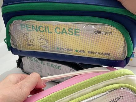 得力把笔袋升级成内外都防污的,用几年笔袋还很干净,磁吸大开口的设计,找笔特别快速。快别盲买笔袋了,得力笔袋划算又好用#笔袋 #大容量笔袋 #磁吸笔袋 #立式笔袋 #开学必备