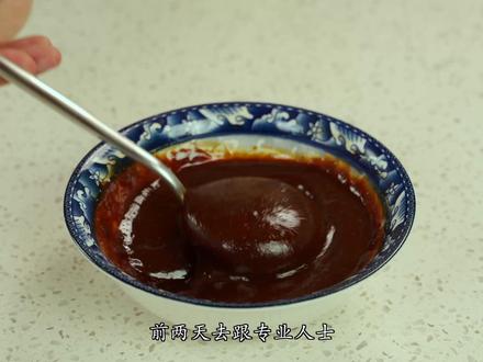 北方人最爱的早餐,我学到正宗做法啦!学会可以去摆摊啦! #美食vlog #抖音美食创作者 #好好吃饭大赛
我很爱吃烤炉鸡蛋灌饼,搬到农村以后吃不到了,家门口没有我想吃的那种鸡蛋灌饼,机缘巧合认识了一个朋友,他家以前干这个。我就求他教我,去他家学了一天,以后终于可以实现烤炉鸡蛋灌饼自由啦!
今天就先跟大家分享鸡蛋灌饼的灵魂,灌饼酱的做法,我把原配方给到大家,但是我自己在家做的时候有两个材料没有,我就没有放,也非常好吃。如果材料凑齐了会更好吃。就是外边鸡蛋灌饼摊的那个味。
食谱:香油 25克、葱姜适量、豆瓣酱 15 克、黄豆酱35克、水 100-15克、鸡汁 5克、蚝油5 克、甜面酱 15 克、盐 2.5 克、鸡精 5 克、味精 5 克、白糖 10 克、十三香 1.5 克、南德2.5 克,水淀粉适量