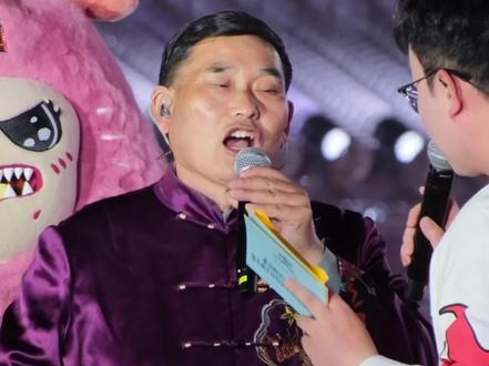 Hello everyone~这是我们的南天门大将军 大衣哥朱之文儿太有梗了~英语不错啊#朱之文大衣哥 #朱之文 #万岁山江湖音乐节 #大衣哥