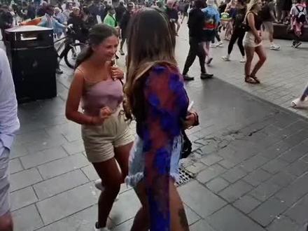 利物浦骚乱,街头恐慌的人群.
#利物浦 #英国 #英国骚乱