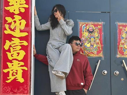 算了 跟你们没有弟弟的说不清楚!#拍照##拍照姿势 #拍照技巧 #顶天立弟 #和弟弟拍坐肩照