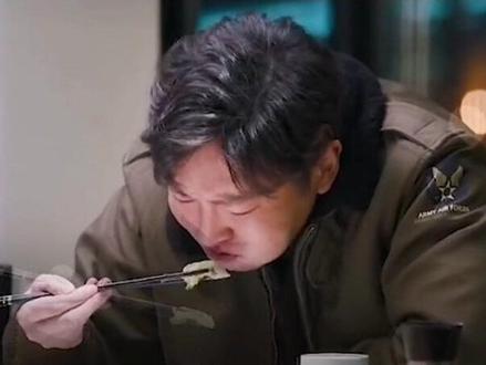 成年人的世界,都是一边崩溃,一边自我修复,笑容可以瞒过所有人,心酸只有自己慢慢体会。#成年的世界 #成年人的压力 @DOU+小助手