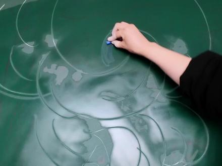 黑板报桃红柳绿 绿丝漫卷,粉枝轻颤,燕子掠过,撞碎一整个春天的温柔#黑板报 #粉笔画 #黑板报粉笔画 #黑板报可以有多绝