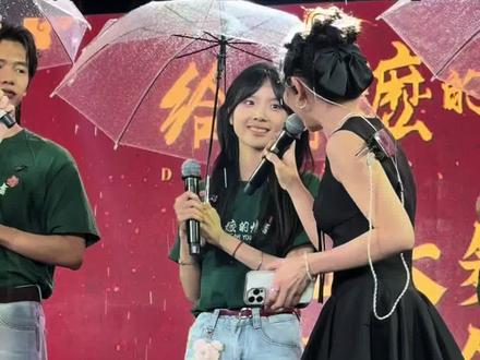 《给阿嬤的情书》路演现场,刚满22岁的广东揭阳演员李思潼是素人演员,因气质契合角色被选中出演青年南枝,在路演现场分享潮汕方言表演的小秘密。影片中,半世纪前侨批跨越山海的书信寄情,动人真挚情感引发潮汕观众集体回忆。影片4月30日全国上映,现广东地区点映票房口碑大爆,成为五一档电影最值得期待的黑马。#给阿嬷的情书电影 #李思潼 #五一档电影 #潮汕 #侨批
