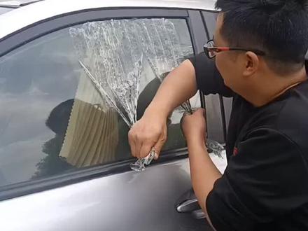 汽车没有电了,车门打不开,用机械钥匙也打不开,怎么办?现场教学。 #汽车好物 #汽车钥匙 #现场实拍 #开汽车锁