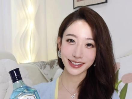 全世界都在喝的金酒,为何令人如此上头?很多人觉得金酒只是调酒基底,但当你真正喝到一杯 孟买蓝宝石金酒调制的金汤力,就会明白为什么它能被称为「精致生活的入门酒」
它清爽、干净,却又暗藏层次
在众多金酒推荐列表里,孟买蓝宝石几乎就是高端金酒的代名词
来自英国,它凭借辨识度极高的的蓝色瓶身与典雅的设计,让人一眼就能记住
那种宝石切割般的光泽,不仅仅是外表的美,更是一种精致生活的象征
无论是自己调酒自制微醺,还是在聚会里调一杯,蓝宝石都是不会出错的选择
它的风味不同于一般的草本张扬,而是更现代、更圆润的表达
入口明亮清新,像柠檬草的轻盈,再带着一丝干净的杜松子香气,喝起来顺滑而不喧宾夺主
在调一杯金汤力或全网爆火的“白开水调酒”时尤其明显——酒体不会过于张扬,反而让整杯酒更显清爽轻盈,来得恰到好处
不仅能让新手轻松调配出适合女生喝的微醺调酒,更适合老饕品鉴香味层次
你想用这杯蓝宝石金酒,做哪款金酒调酒配方呢?
#调酒 #鸡尾酒 #金汤力 #微醺 #酒友