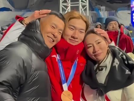 苏翊鸣领完奖后看到父母彻底泪崩,他也只是个21岁的孩子!#苏翊鸣