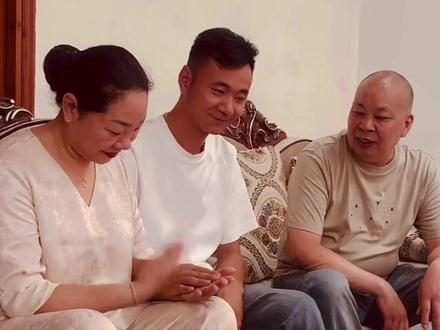 今天父亲节,心里百感交集。
从小到大没有亲生父亲陪伴,漂泊半生寻亲,直到前年才终于与生父相认。
我的童年不曾有生父的背影,还好有养父撑起我的整片天空,没有血缘,却倾尽一生护我长大。遗憾的是,这份陪我长大的温暖依靠,已经永远离开了我。
一份是迟来重逢的血脉亲情,一份是此生再也无法报答的养育深恩。养父给了我全部年少温暖,是我这辈子最难忘的靠山;生父失陪我前半生,往后岁月我会好好陪伴弥补。
天上的养父,愿您一切安好;身边的父亲,愿您平安康健。两份父爱,一生铭记。父亲节安康!#父亲节 #厉怀远#人生
