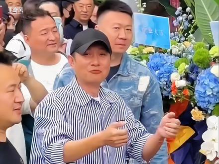 演员文章再开店!Wen's酒吧正式开业迎客,群星助阵人气爆棚 #王奇风 #文章酒吧开业 #文章开酒吧 #明星娱乐 #演员文章