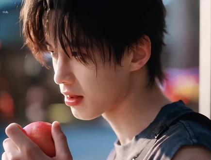 #双轨 靳朝吃个苹果也能吃出调情的感觉 #电视剧 #何与#虞书欣