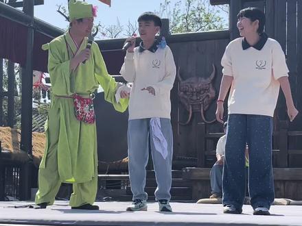 老嫂子说以前他唱歌也是这么好听的#万岁山武侠城 #万岁山老嫂子 #老嫂子欢乐大舞台 #老嫂子