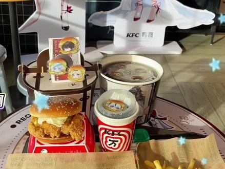 肯德基联名❤️鸣潮。
♦ 全国套餐「肯德基 | 鸣潮·合拍桶」
♦ 售卖时间:1月26日0点起开放预约
♦ 购买套餐可得:「肯德基 | 鸣潮·汉堡磁吸卡包套组*1」(内含磁吸卡包1款、亚克力冰箱贴4款、引磁片1个)和「肯德基|鸣潮·共鸣派对礼包兑换码*1」
——相机造型卡包登场,Q版汉堡贴住“镜头”,萌度超标!
♦ 「肯德基|鸣潮·共鸣派对礼包兑换码」
♦ 礼包内含《鸣潮》游戏道具:滑翔翼换影「茜色天空」*1、摩托挡板涂装「心心相鸣」*1、4星料理食谱「早安,共鸣者」*1、4星料理食谱「辛辣脆鸡堡」*1
#肯德基 #KFC #鸣潮 #肯德基鸣潮联动 #肯德基联名