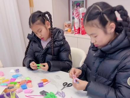 姐妹俩diy圣诞树,姐姐用扭扭棒做的圣诞树,妹妹做的是粘土圣诞树,宝子们觉得谁做的更好看呢?#手工diy #圣诞树 #手工圣诞树 #创意手工 #圣诞节快乐🎄