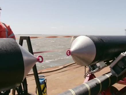 海底电缆究竟是如何铺设的?不怕被轮船和潜艇刮到吗? #海底电缆 #海底光缆 #涨知识