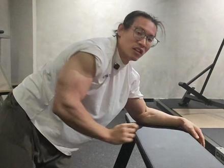 冠军谭成义两个热身动作打开你那沉睡的的关节 #谭成义 #背部训练 #热身动作 #直播回放 @谭成义 老师批一下作业