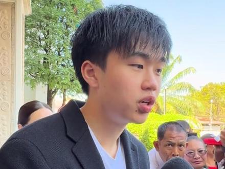 英拉的儿子苏帕赛克留学返泰后,第一时间前往监狱探望舅舅他信 #英拉 #他信