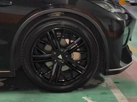 为什么我要涂二甲基硅油,只因为好看,这个东西保养不了轮胎,也没有东西能养护轮胎,就涂外面一侧怎么养护轮胎,好看就完事了#二甲基硅油 #轮胎蜡 #养车 #自己洗车 @抖音小助手 @DOU+小助手 @抖音创作小助手