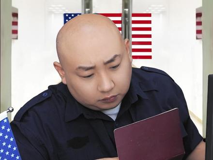 老师美签被拒4次,第5次与妻子赴美探亲,签证能过吗? 美签被拒签4次的沈阳英语老师,娶了在中国生活11年、正申请五星卡的妻子,申美签打算赴美探望岳母,他的美国签证能通过吗?#美签 #美国探亲签证 #美国签证 #英语老师 #五星卡