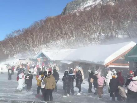 📍12.15日长白山实况 今天是12月15号,西坡天池开放了!!!冲冲冲
带大家看看长白山的最新实况,今日气温在零下21°到零下10°,今天西坡天池开放了,但是温度较低,出门要裹紧防风羽绒服。想玩落日飞车的,因为天气不稳定,需要提前去排队。北坡天池因为栈道积雪结冰,今天临时关闭了。其他景点是正常开放的,去体验雾凇漂流、雪地摩托、滑雪、晚上逛逛云顶市集,回去泡泡温泉。云顶天宫现在已经完成造雪,马上进入雕刻阶段。官方通知12月26日正式开园。目前哈尔滨冰雪大世界主塔已经封顶,官方通知12月17日正式开园。今年跨年园内还举办演唱会。
#哈尔滨 #长白山 #天山天池 #哈尔滨现状 #长白山开放情况