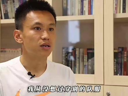脱下海牛球衣的那一刻,里面那件橙色泰山训练服,瞬间让无数球迷破防。这就是山东足球的情义,刻在骨子里的忠橙。#易球成名计划 #实况足球手游 #张驰 #山东泰山