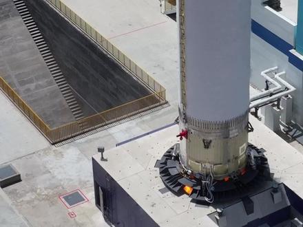 天上怎么飞 地上就怎么试 独家直击朱雀三号“首飞预演” 6月20日中午,朱雀三号可重复使用运载火箭在东风商业航天创新试验区顺利完成一级动力系统试车,标志着朱雀三号运载火箭研制进展顺利,即将进入首飞准备阶段。什么是动力系统试车?为什么要做这项试验?总台“空天逐梦”独家带您走近朱雀三号一子级动力系统试车。#朱雀三号 #商业航天