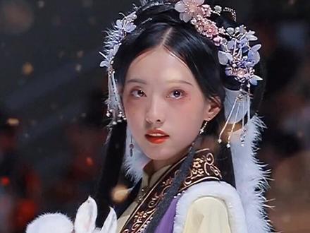 听说大家都在找抱着小兔子的小姐姐,拿走拿走别客气!#华裳九州 #萤火虫漫展 @山海观雾