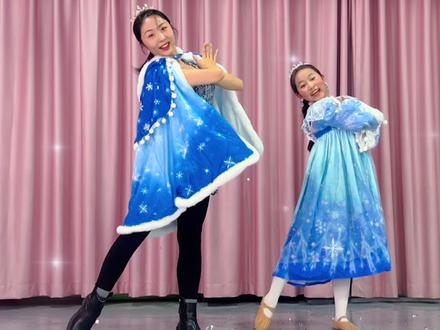 送给心心的一支舞,是最爱的爱莎。希望所有女孩都能够像爱莎一样善良、勇敢有智慧#冰雪奇缘 #冰雪奇缘舞蹈 #letitgo #女儿 #女孩的最爱