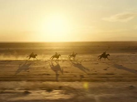 大漠沙暴+烈焰双刀!武侠的巅峰对决《镖人》打戏从头炸到尾 《镖人》作为我今年春节档的首选,打戏从头打到尾给到满,一点不拖泥带水!在大银幕上看,大漠实拍的加成效果非常震撼!可以说这一次给武侠片找到了最适配大银幕的打开方式,是对传统武侠题材从视听到技术的全面升级!#影娱年味不打烊 #影评人陪你过春节