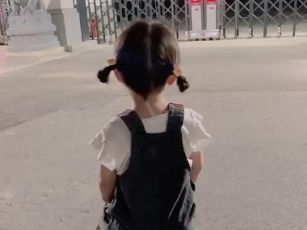 来接哥哥放学的妹妹… 依然会被直男哥哥忽略😂
