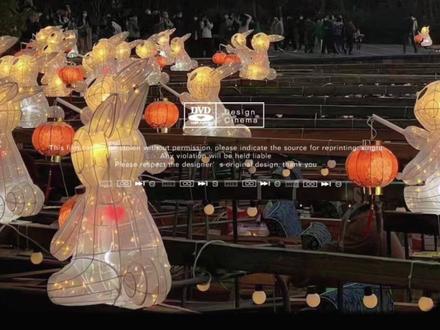 前世,颜夏和顾家养女一起被绑架。
无论是亲生父母、五个亲哥哥,还是青梅竹马的男朋友,都选了先救养女,颜夏被撕票而S。
重生归来,和父母、渣哥断绝关系,和青梅竹马男朋友分手,她不伺候了。为了活命,她不得不卷遍娱乐圈。
转眼亲妹妹成了拿大满贯奖项的顶流影后。亲生父母、五个哥哥,火葬场哭着求原谅。
颜夏:不原谅!
颜夏睁开眼睛,环顾一圈四周,看着记忆中熟悉的房间,她还真回来了。伸手将床头柜上的手机拿过来,看了看日期。她眼中露出丝笑意,这个时间点挺好。正想着,一阵敲门声响起。
颜夏起身去开门,就见一名俊逸男子站在门口。他开口就是质问:“我之前给你打电话,为什么不接?”颜夏面色淡淡的道:“不想接。”这是她二哥顾叶珺,也是她现在的经纪人。
顾叶珺愣了愣,显然没想到颜夏会这么说。他眉头蹙了蹙,带着几分不耐的道:“别闹了行吗?”颜夏挑眉,“能换句台词吗?别总是别闹了,你们没腻,我都听烦了。”自从她回到这个家后,顾家的人从顾母到五位哥哥,对她的口头禅都是别闹了。
顾叶珺一噎,“你这样有意思吗?”“悠悠想要上那个综艺节目,你让一让她又会怎么样?非要闹得全家都不开心。”颜夏冷冷地看着他,“这是我自己争取来的机会,我绝对不会让出去。”“你们不开心,那是你们的事。
上一世她渴望亲情,被认回来之后一直迎合顾家的人。比如针对家里人的不同情况,给他们炖药膳,推拿按摩,陪着对戏、练舞等。他们吩咐或者要求她做的事,她都会尽量满足。可最后也没捂热顾家人的心。
之后在她和顾叶悠被绑架时,除了顾父当时不在场外,其他所有人都选择先救顾叶悠。她也因此被绑匪撕票。在死的那一刻,她就彻底对顾家人失望透顶断了亲情。只是没想到会被一个系统绑定,带着她去各个小世界做任务。
她完成之后奖励生命值,不断获得积累这才重新回到现在的世界。颜夏伸开右手看了看掌心,生命线很短。代表她剩下的生命只有不到一年,也就是只能到她前世死劫时。
系统在解绑时告诉她,想要生命延长,就需要被更多的人喜欢。喜欢她的人越多,或者她帮助谁获得越来越多人的喜欢,就能让寿命增加。
类似于信仰换取生命值。不过对那些喜欢他们的人,却并不会造成任何影响,否则她不会为了续命去害人。现在保命要紧,她才没时间精力和顾家人继续纠缠。
#向全世界安利 #小说推荐#文荒推荐 #爽文