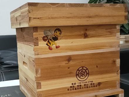 这是规格41✘37的中蜂gn蜂箱。底高18.4,继箱高16 厘米,巢框长34.8,高15,巢框上下通用。全套配12个巢框,一个竹隔王板,沙盖钉铁砂,隔板三块。中蜂多箱体养殖可以用这款。