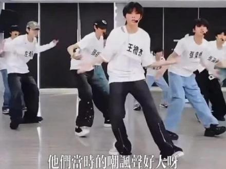 嘲讽声多大,我们也会陪着你#舞台上闪闪发光的你们 #我在台下看你光芒万丈 #王橹杰#转场