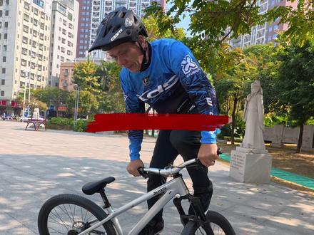 定车动作很难吗?不难不难!跟着熊教练学,拿捏。 喜德盛土坡车平地花式动作教学(8)单脚踩踏板定车#自行车表演#喜德盛青少年自行车#土坡车#自行车教学#廖武雄