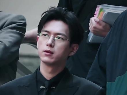 霸总赛道终于等到李现了! 李现张婧仪新剧《雾里青》开拍,李现在剧中饰演男主孟弗渊,这也是他首次挑战霸总人设的角色。#李现 #霸总 #人设 #雾里青 #路透