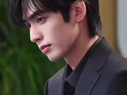 这对 CP 的化学反应真的绝了! 宋威龙和赵今麦用极致的化学反应,把顾漫笔下的浪漫具象化。没有工业糖精的刻意,只有成年人爱情的克制与炙热,这就是《骄阳似我》让人上头的秘密!#宋威龙 #赵今麦 #骄阳似我