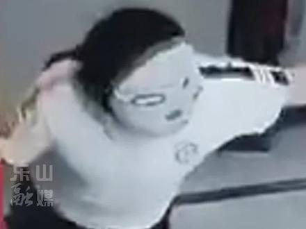 “面具女孩”电梯内多次恐吓幼童 幼童妈妈回应:已带孩子看心理医生,对方已致歉