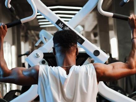 一直想把咖啡厅融入进健身房里.一年的战略部署.我来了.虎健身.一家咖啡健身于一体的网红风格私教会馆.欢迎您#努力训练热爱生活 #腹肌 #健身房日常 #今天你锻炼了吗