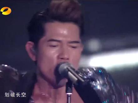 郭富城带来一首《动起来》,为新年喝彩#湖南卫视跨年演唱会