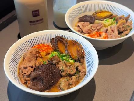 自己创的巴奴火锅必吃面 巨香 巨滑 巨劲道 试了好几次了 就这么吃是味道最丝滑的状态 一定要配香菜猪肉滑 还有巴奴的花椒油 一定要试试 !!!!你一定会解锁面条的神仙吃法 #美食 #巴奴毛肚火锅 #郑州美食 #原创 #面条