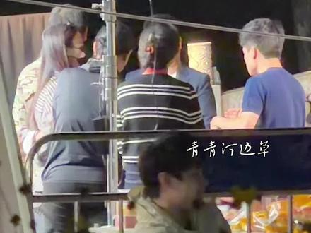 凌晨一点的永子棋院,喧嚣散尽,宇辉在忙啥 云南行最后一场直播结束了,宇辉和大家合影后迟迟没有离去,原来他还在接受采访!只要宇辉在,我们就一直在#董宇辉#董宇辉来云南都玩了啥 #与辉同行云南行 @与辉同行 @董宇辉 @兰知春序