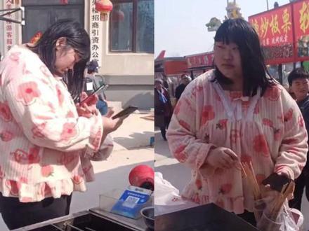 大衣哥女儿又胖了,穿睡衣到街上买烤串吃,头发油腻也没有打理