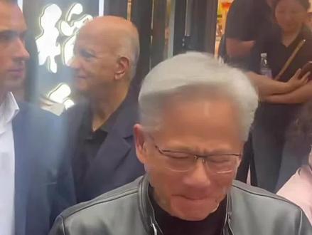 黄仁勋喝豆汁 也得皱眉头 黄仁勋喝豆汁
也得皱眉头
5月15日,没饭局安排的黄仁勋,终于脱下西装,穿回皮衣。
这次他去了南锣鼓巷,方砖厂吃炸酱面,没进店,没坐下,就站在门口。端着碗,边拌边吃。糖蒜免费自取,面不够免费续。
还吃了稻香村与蜜雪冰城,给路人发了稻香村糕点。
大家都在抢着拍合照。
黄仁勋还挑战了老北京豆汁儿。一个穿着皮夹克在三四十度高温下,毫不动摇的男人,一口豆汁下,也得皱眉头,五官逐渐扭曲。
语言系统直接崩溃,最后都被逼出国语了。