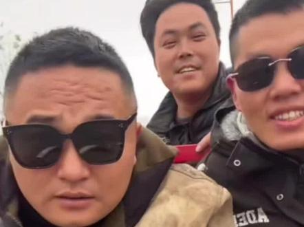 荒野逗哥和荒野晴空两个人来大力家乡做客,大力买了大凉山特产想给他们尝尝,后面一起大力发小介绍他拿来喂猪,因为发小带点当地口音,逗哥问了几次是什么意思,后来大力说发小是说拿来喂猪。哈哈,原来是这东西是当地特产吃起来好吃,有些当地人也会拿来喂给猪吃。哈哈憨憨的聚会就是有看点搞笑中又有点心酸#王大力 #荒野逗哥 #直播录屏分享 #内容太过真实 #户外