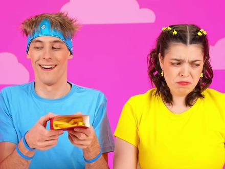 100层软糖小虫食物挑战,男孩对战女孩,谁会笑到最后 #美食 #挑战 #搞笑 #解压 #抽象